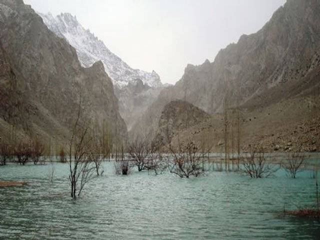 عطا آباد جھیل میں پانی کی سطح مسلسل بلند ہونے سے ہنزہ کا تحصیل ہیڈ کوارٹرگلمت اورشاہراہ قراقرم کا بیشترحصہ زیرآب آگیا، ہنزہ نگرکے مزید تین دیہات خالی کرا لئے گئے۔ 