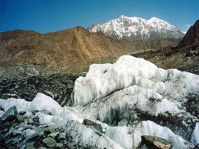 محکمہ موسمیات کا کہنا ہے کہ آئٓندہ چوبیس گھنٹوں میں وسطی اور شمالی پنجاب، خیبر پختون خوا اور کشمیر میں بعض مقامات پرگرج چمک کے ساتھ ہلکی بارش کا امکان