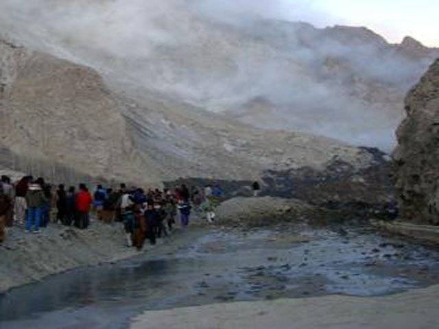 ہنزہ کی عطاء آباد جھیل کے سپل وے سے دوسو سے تین سوکیوسک تک پانی کا اخراج شروع ہوچکا ہے ، ممکنہ سیلاب کے پیش نظرجھیل کے اطراف کی آبادیوں کو خالی کرالیا گیا 