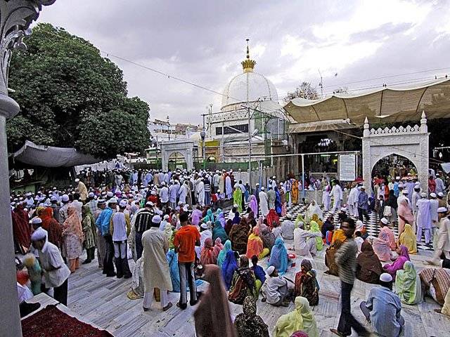 برصغیر کے معروف صوفی بزرگ خواجہ معین الدین چشتی رحمتہ اللہ علیہ کے سالانہ عُرس، تقریبات میں شرکت کیلئے چار سو ساٹھ پاکستانی بھی بھارت پہنچ چکے ہیں۔