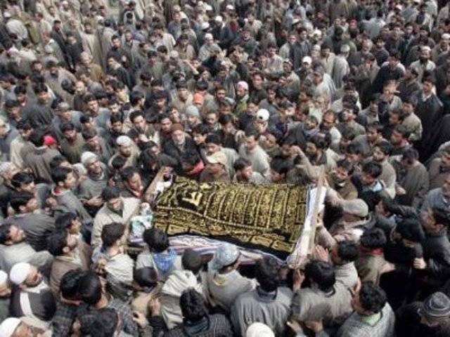 مقبوضہ کشمیر میں بھارتی فوج کی فائرنگ سے ایک کشمیری شہید اور متعدد زخمی ہوگئے، جبکہ مقبوضہ وادی میں نافذ کرفیو میں سختی کردی گئی ہے۔