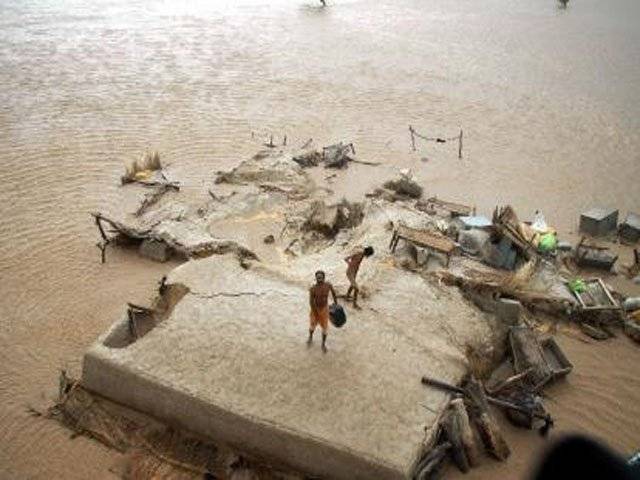 دریائے سندھ میں ضلع رحیم یارخان کے شہر چاچڑاں شریف سے گیارہ لاکھ سترہزارکیوسک کا سیلابی ریلا تباہ مچاتے ہوئے سندھ کی طرف بڑھ رہا ہے،پنجاب میں کئی دیہات صفحہ ہستی سے مٹ گئے ۔