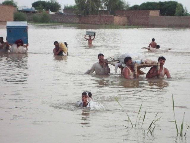 جنوبی پنجاب کے اضلاع راجن پور، رحیم یارخان اورمظفرگڑھ میں سیلاب کی صورتحال بدستورتشویشناک ہے ۔ لوگ اپنی جانیں بچانے کےلیے اونچے مقامات اوردرختوں پرپناہ لیے ہوئے ہیں ۔