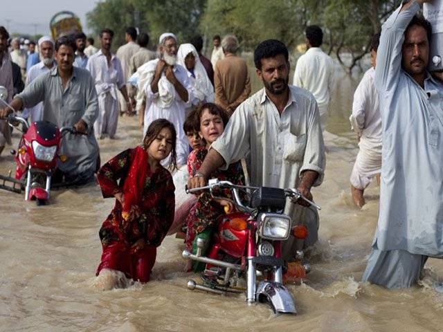 دریائے سندھ میں چشمہ اورتونسہ کے مقام پرانتہائی اونچے درجے کا سیلاب ہے ، مظفرگڑھ کے علاقے روہیلانوالی کے آٹھ سوگاؤں دریا برد ہو گئے ۔ 