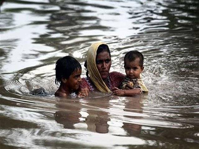 شہداد کوٹ کے حفاظتی بند میں رساؤ کیوجہ سے مزید درجنوں دیہات زیرآب آگئے ، پانی تیزی سے شہری علاقوں کی جانب بڑھنے لگا 