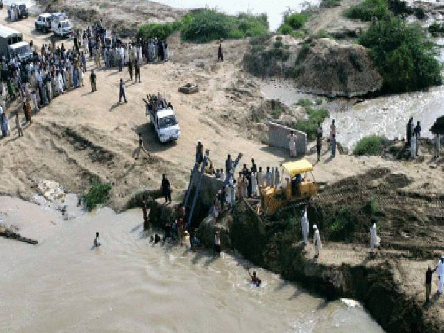 سندھ کے مختلف مقامات پرحفاظتی بندوں اورکیرتھر کینال میں شگاف کے باعث ٹھٹھ،شہدادکوٹ،دادو اور رتوڈیرو کوخطرات لاحق ہیں۔ 