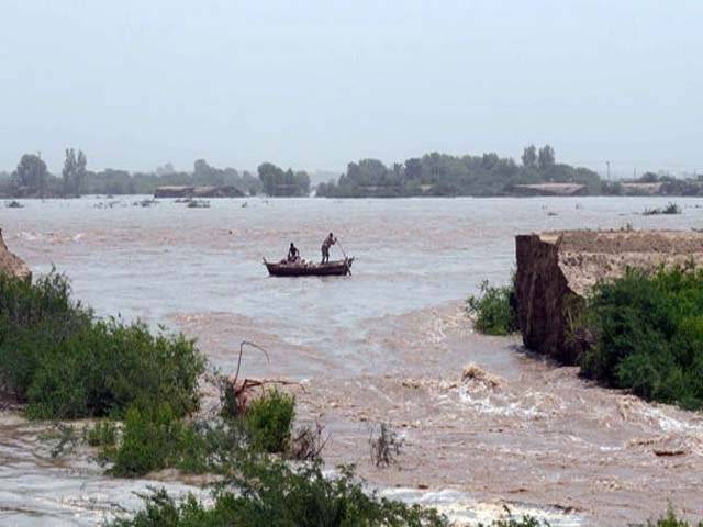 ایم ایس بند میں پڑنے والے شگاف کے بعد سیلابی ریلہ ضلع ٹھٹھہ کے شہرجاتی میں داخل ہوگیا ہے۔