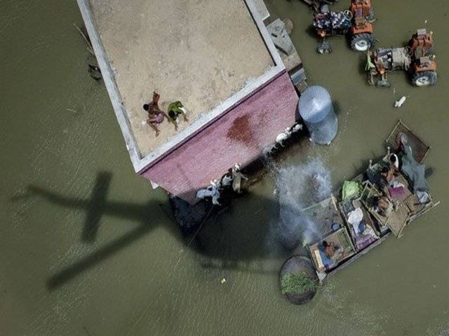 اقوام متحدہ کا ہیلی کاپٹر امدادی کارروائی کے دوران منچھر جھیل میں جاگرا، جس کے نتیجے میں سات رضا کار زخمی ہوگئے ہیں۔