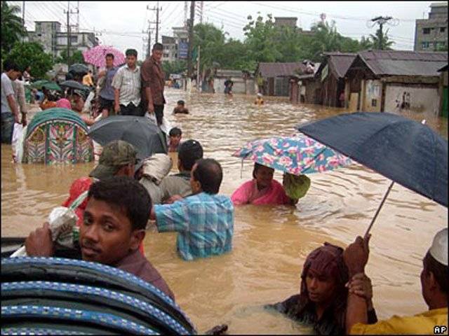 بنگلہ دیش کے ساحلی علاقوں میں شدید بارشوں اور سیلاب سے نو افراد جاں بحق ہوگئے ہیں۔