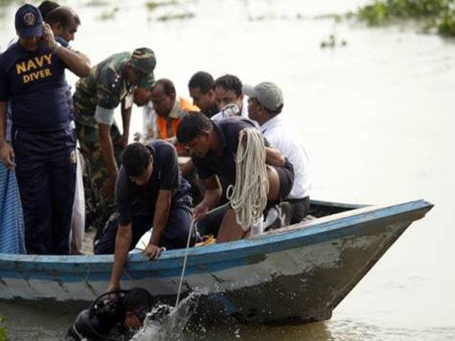 بنگلہ دیش کے دارالحکومت ڈھاکا میں مسافروں سے بھری بس دریا میں گرنے سےایک شخص ہلاک جبکہ چالیس سے زائدلاپتہ ہوگئے جن کی تلاش کاکام جاری ہے