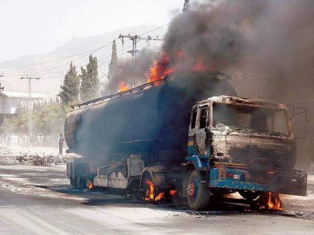 تلہ گنگ میں میانوالی روڈ پرنیٹو کے دو آئل ٹینکروں پر نامعلوم افراد کی فائرنگ سے آگ لگ گئی