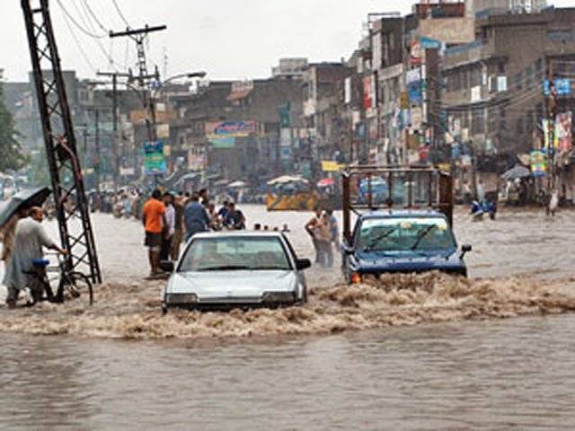 لاہورمیں موسلادھاربارش کے بعد موسم خوشگوار ہوگیا جبکہ سڑکوں پرپانی جمع ہونے کے باعث لوگوں کومشکلات کا سامنا کرنا پڑا۔