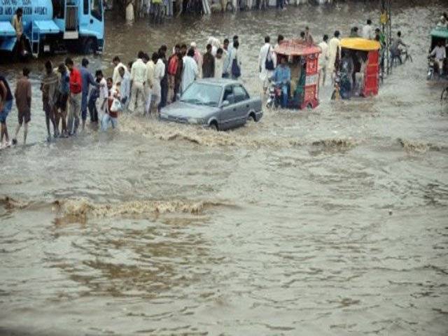 صوبائی دارالحکومت لاہور میں شدید بارش ہوئی، سڑکیں نہروں کا منظر پیش کرتی رہیں، عوام کو شدید مشکلات کا سامنا کرنا پڑا۔