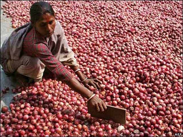 ملک ميں جاری حاليہ بارشوں کے باعث پياز کی اسی فيصد سے ذائد تيار فصل تباہ ہوگئی جس کے بعد گزشتہ ايک ہفتے کے دوران پياز کی فی من قيمت آٹھ سو روپے سے بڑھ کر چودہ سو روپے ہوگئی۔