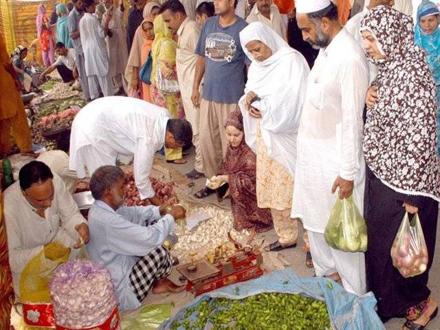 سرکاری اعداد و شمار کے مطابق پٹرول ،ڈيزل پياز،گوشت اور آٹا سميت چوبيس اشياء کی قيمتوں ميں اس ہفتے بھی اضافہ ریکارڈ کیا گیا۔