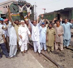 تنخواہیں نہ ملنےپرریلوےایمپلائیزیونین نےملک بھر میں ریلوے کا پہیہ جام کرنےکااعلان کرتےہوئےکئی ٹرینیں روک دیں۔