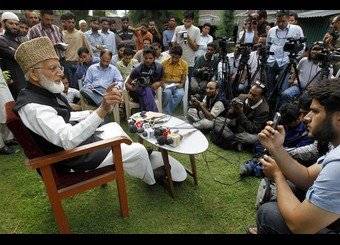 گیارہ نومبر کو سوپور میں نکالی جانے والی پر امن ریلی میں ایک مسلح بھارتی فوجی کی سادہ لباس میں موجودگی کی تفتیش کی جائے. سیدعلی گیلانی