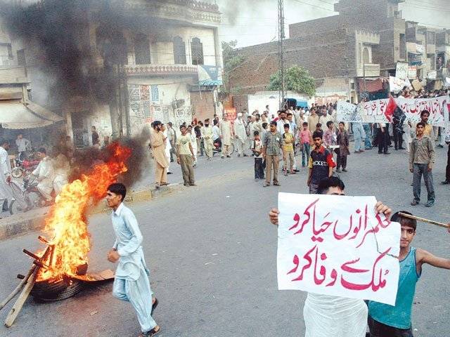 بجلی کی طویل اورغیراعلانیہ لوڈشیڈنگ، لاہورکے علاقے شاہدرہ اورجیاموسی میں شہریوں کے احتجاجی مظاہرے، ٹائر جلاکر جی ٹی روڈ بلاک کردی