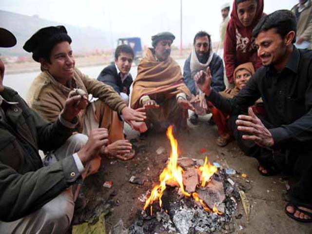 ملک کے تمام علاقے شدید سردی کی لپیٹ میں ہیں. درجہ حرارت نقطہ انجماد سے بھی گرگیا۔ آج اسکردو میں سب سے کم درجہ حرارت منفی سترہ ڈگری سینٹی گریڈ ریکارڈ کیا گیا۔