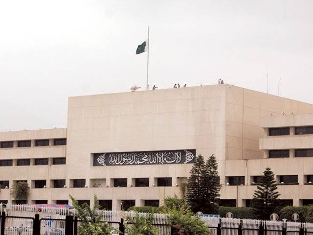 قومی اسمبلی: پمز کو ذوالفقار علی بھٹویونیورسٹی میں تبدیل کرنے کا بل اپوزیشن کی ہنگامہ آرائی کے باوجود منظورکرلیا گیا،نون لیگی ارکان قائد اعظم کی تصویراٹھاکرمحسن پاکستان کے نعرےلگاتے رہے۔