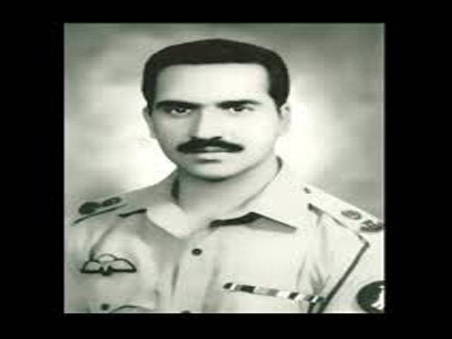 انیس سو اکہترمیں وطن عزیز کی حفاظت کی خاطرجام شہادت نوش کرنےوالے میجر شبیر شریف شہید کا تینتالیسویں یوم شہادت پرپاک فوج کے چاک وچوبند دستے نے قبرپر سلامی دی اور پھول چڑھائے