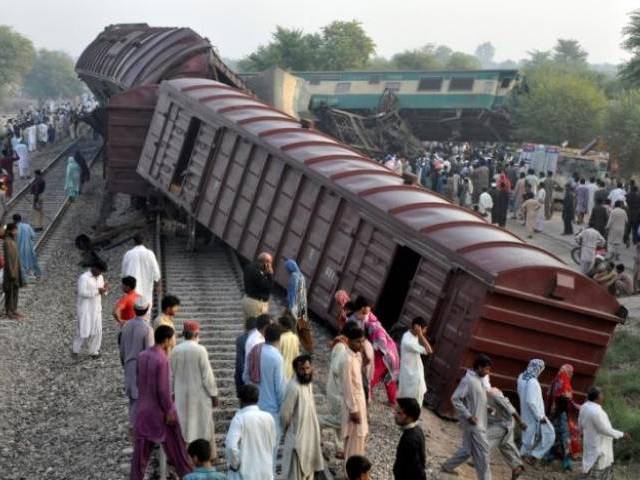 ملتان میں شیرشاہ جنکشن کے قریب کراچی جانے والی عوام ایکسپریس اورمال گاڑی میں خوف ناک تصادم , چھ مسافر جاں بحق، سو سے زائد زخمی