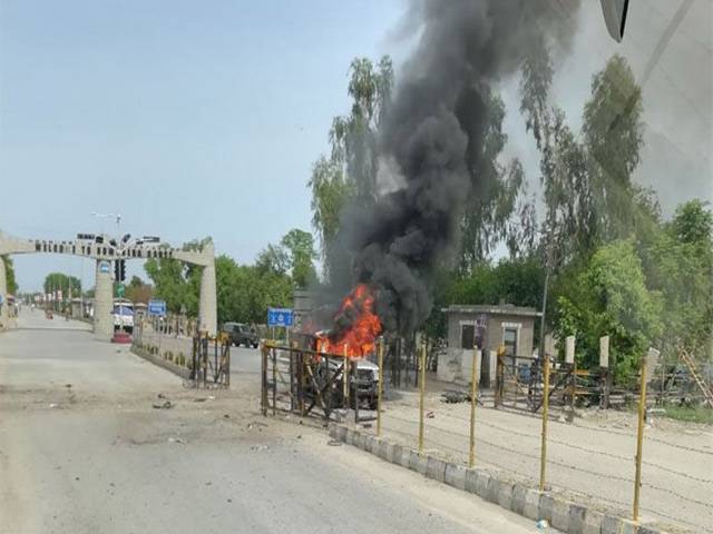 نوشہرہ : سیکورٹی فورسز کے قافلے پرخودکش حملہ، 2 سیکورٹی اہلکار شہید ، 6 سیکورٹی اہلکاروں سمیت12 افراد زخمی