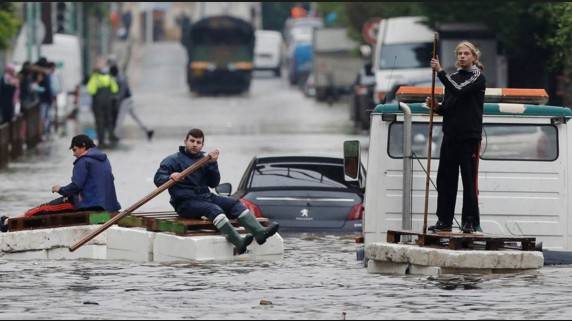  فرانسیسی جزیرے کورسیکا میں سیلاب سے بچے سمیت 4افراد ہلاک 