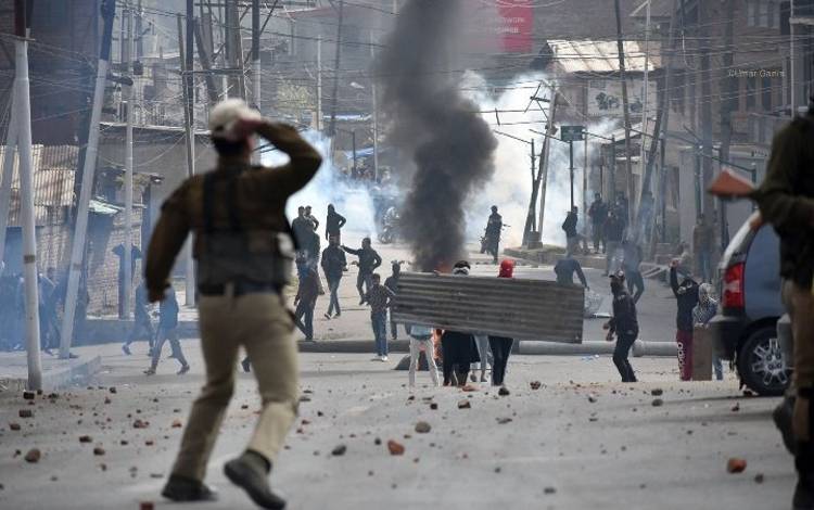 مقبوضہ کشمیر : بھارتی جبر کے 79 روز، عوام کی زندگی عذاب، کھانے پینے کی اشیا کی قلت