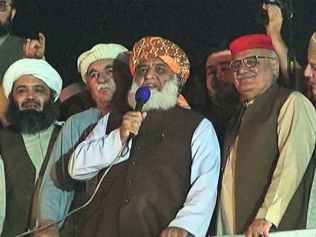 مولانا فضل الرحمان کی وزیراعظم کے استعفیٰ کے لیے ڈیڈلائن ختم ہونے میں چندگھنٹےباقی، اگلے لائحہ عمل کیلیے مولانا فضل الرحمٰن کی زیر صدارت اجلاس جاری