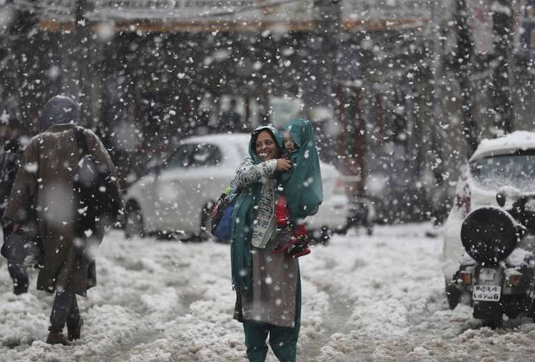 مقبوضہ وادی:133ویں روزبھی بھارتی فوجی محاصرہ جاری،برفباری اور بارشوں سےکشمیریوں کی حالت زار