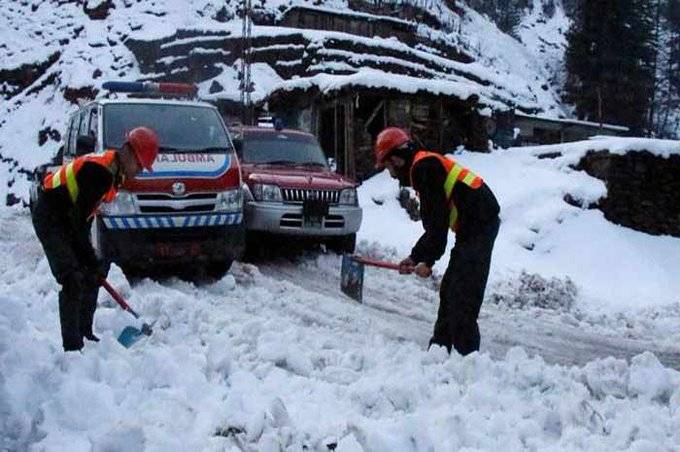 ایبٹ آباد ، برفانی تودہ گاڑیوں پرگرنے سے 5 افراد ہلاک