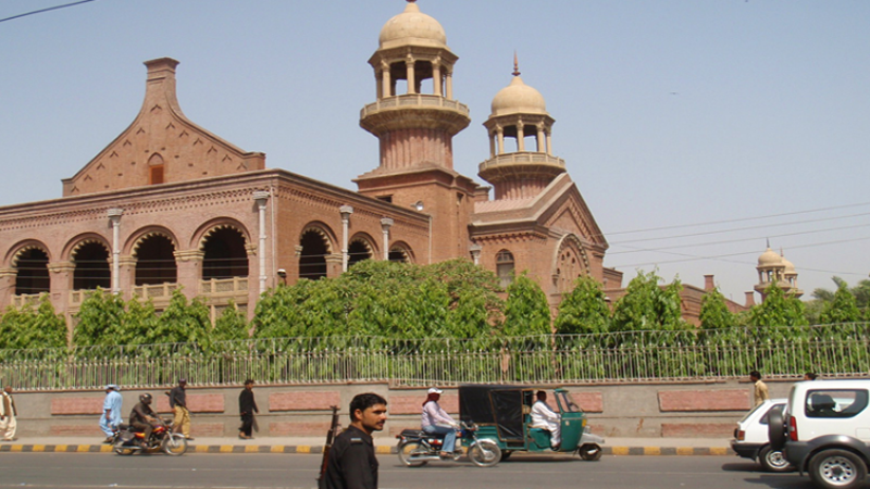 لاہور ہاٸیکورٹ نے  پرائیویٹ سکولز کو بروقت فیس جمع نہ کرانے والے طلباء کو سکولوں سے بے دخلی سے روکتے ہوئے درخواست پر فیصلہ محفوظ کرلیا