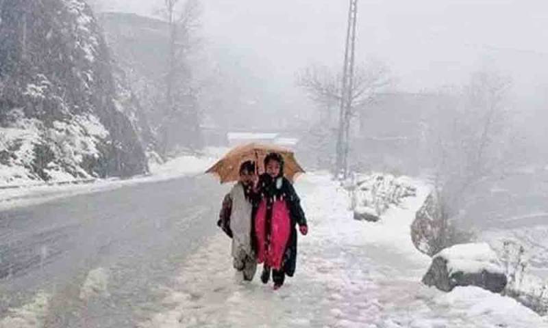 ملک کے بعض علاقوں میں گرج چمک کے ساتھ بارش اورپہاڑوں پربرفباری کاامکان