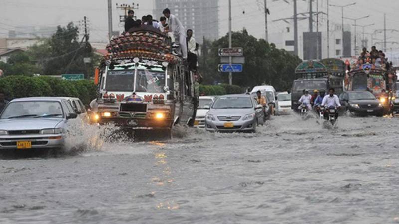  کراچی میں مون سون کا چوتھا اسپیل داخل ہوگیا، بادل برستے ہی بیشتر مقامات پر سڑکوں پر پانی جمع ہوگیا