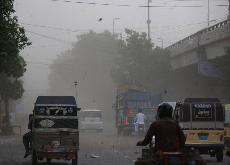 بلوچستان سے چلنے والی گرد آلود ہواوں نے کراچی کا موسم پھر بدل دیا