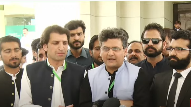 عمران خان اس ملک کو اپنے پاوں پر کھڑا کر رہے ہیں، فیصل جاوید