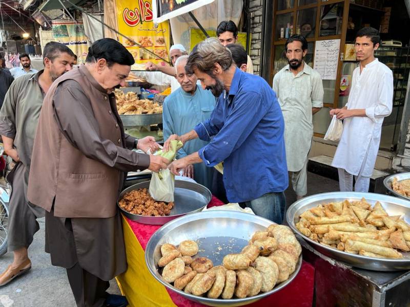 سابق وزیر داخلہ شیخ رشید افطاری خریدنے بازاد پہنچ گئے‘ تصویر وائرل‘سوشل میڈیا پر چرچے