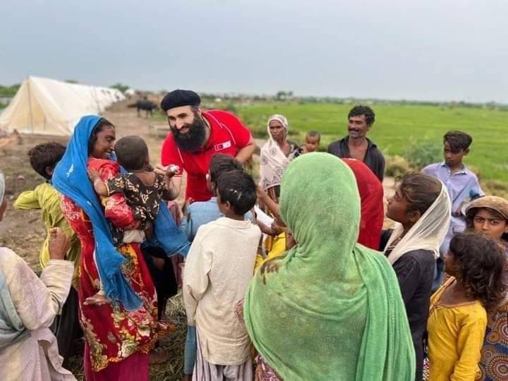 تُرک سیریز ’ارطغرل غازی‘ کے عبدالرحمٰن سیلاب زدگان کی مدد کیلئے کراچی پہنچ گئے