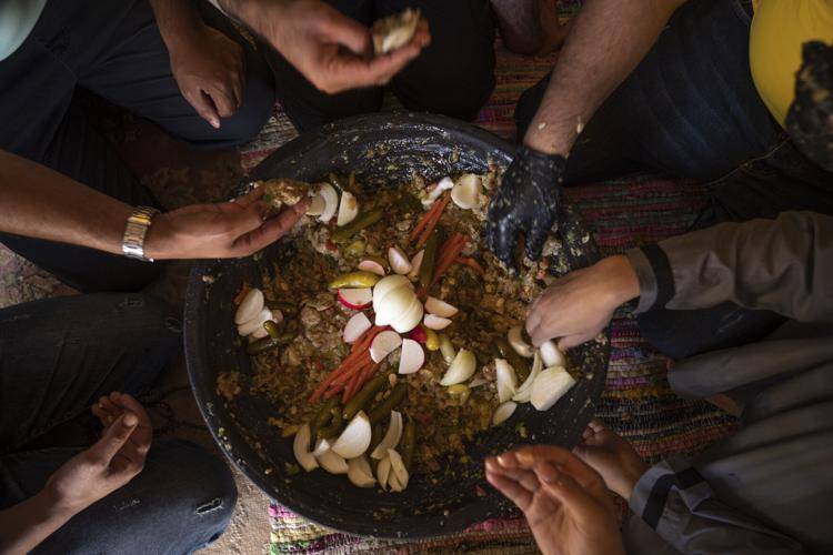 فلسطین میں تربوز کو جلا کر بنائی جانے والی مزیدار ڈِش کے چرچے