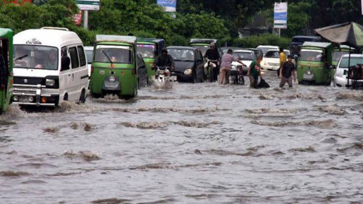 لاہور میں 260 ملی میٹر بارش کے بعد سڑکیں تالاب بن گئیں