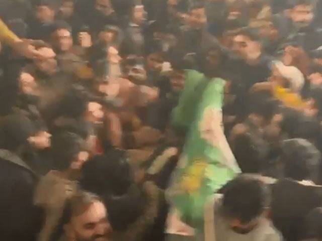 لاہور میں ریلی کے دوران ایک شخص نے حمزہ شہباز کو چپل دے ماری