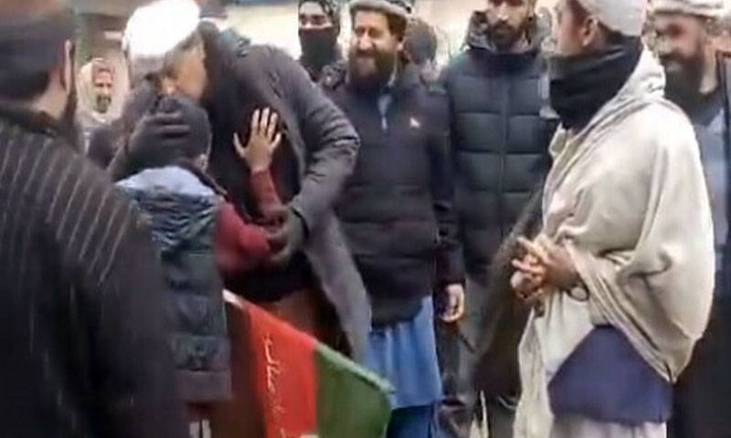 کیپٹن (ر) صفدر کا پی ٹی آئی کے جھنڈے اٹھائے ہوئے بچے کو بوسہ