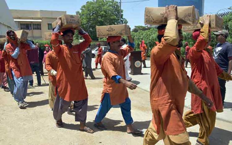  یوم مزدور کے موقع پر محنت کشوں میں راشن بیگز تقسیم 