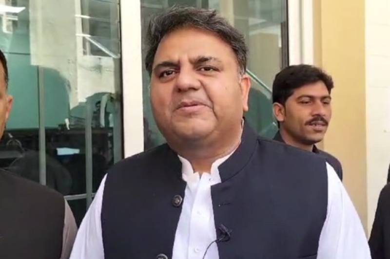 بانی پی ٹی آئی اپنی رہائی یا ڈیل کیلئے بات چیت نہیں کریں گے، ان کا محور عوام ہوں گے:فواد چودھری