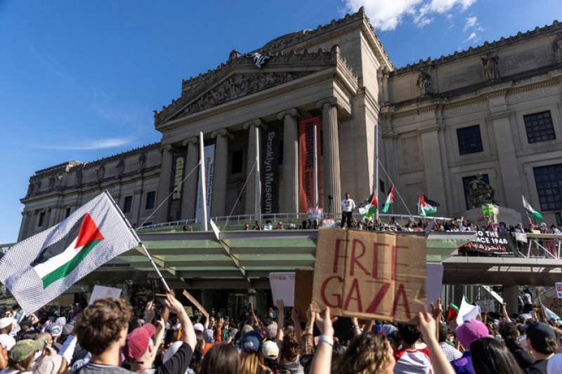 فلسطین کے حق میں مظاہرہ کرنے والوں نےنیو یارک کے بروکلین میوزیم پر فلسطینی پرچم لہرادیا۔