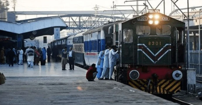 ریلوے کا خسارے میں چلنے والی مزید 22 مسافر ٹرینیں آؤٹ سورس کرنے کا فیصلہ