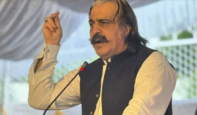 ’والدہ گلے میں سونے کی چین پہناتیں میں بیچ دیتا تھا‘ گنڈاپور نے دلچسپ قصّہ سنادیا