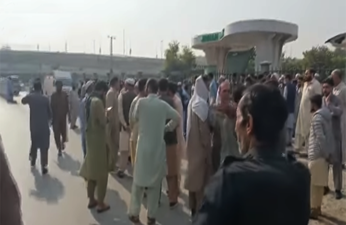 خیبر پختونخوا : 26 ہزار پرائمری سکولوں کو بند , ایک لاکھ سے زائد اساتذہ سراپا احتجاج