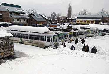 کشمیر میں شدید برف باری درجہ حرارت -9 ڈگری تک گر گیا